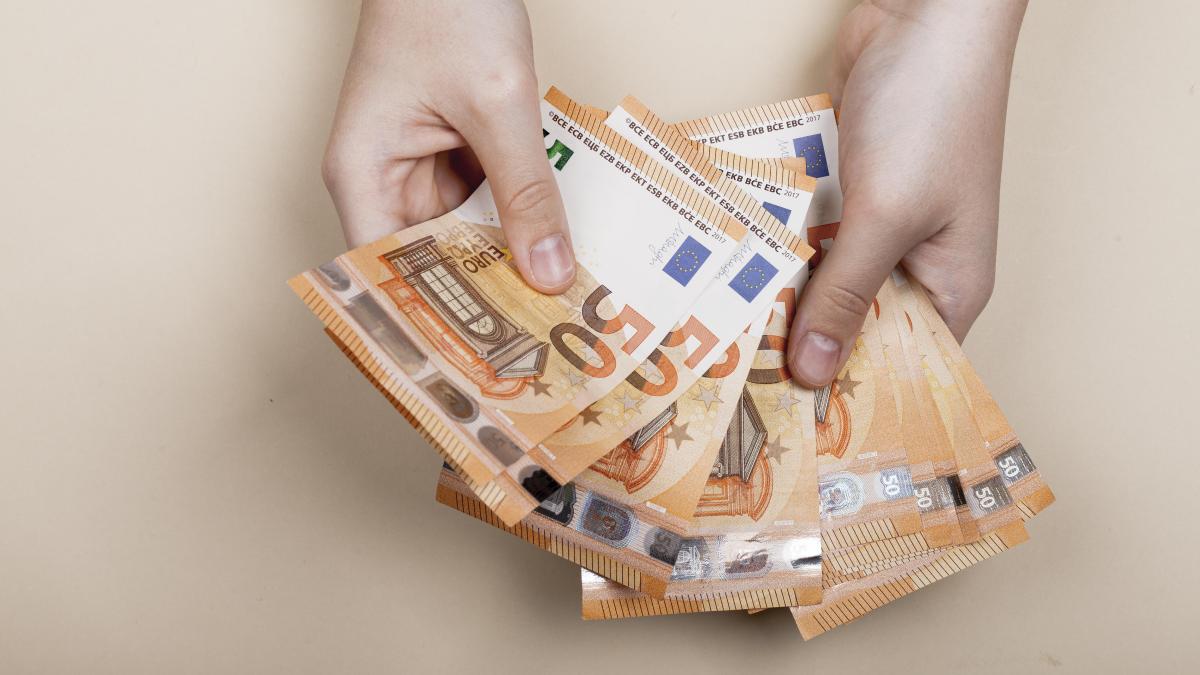 top-view-counting-money_91232500