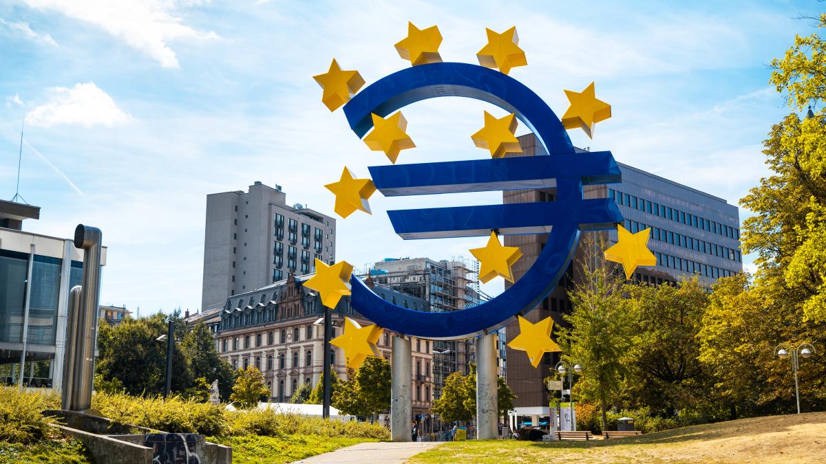 euroskulptur-frankfurt-downtown-germany_86176700