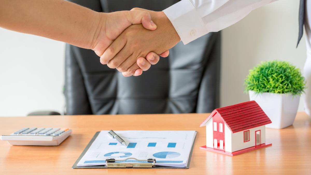 hands-agent-client-shaking-hands-after-signed-contract-buy-new-apartment_05125400
