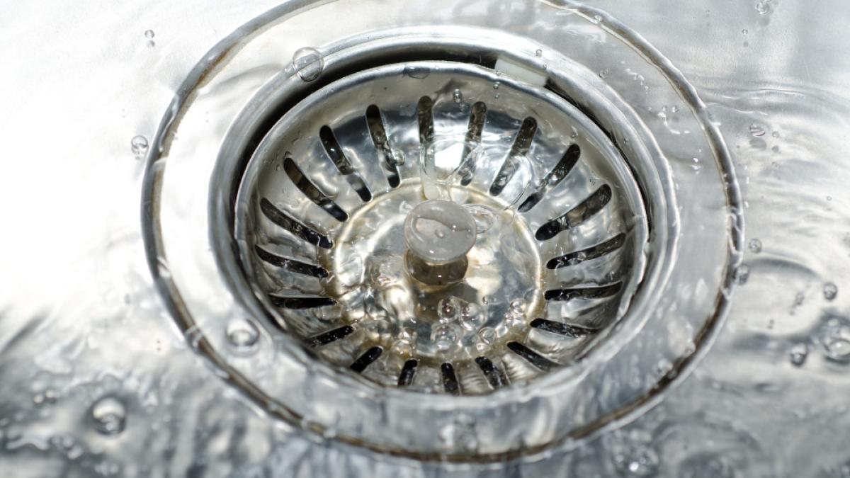 high-angle-closeup-shot-water-pouring-water-drain_42334000