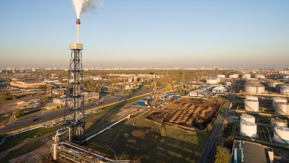 view-large-oil-refinery_94466900