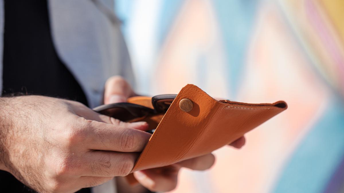 putting-sunglasses-into-yellow-leather-case_05113100