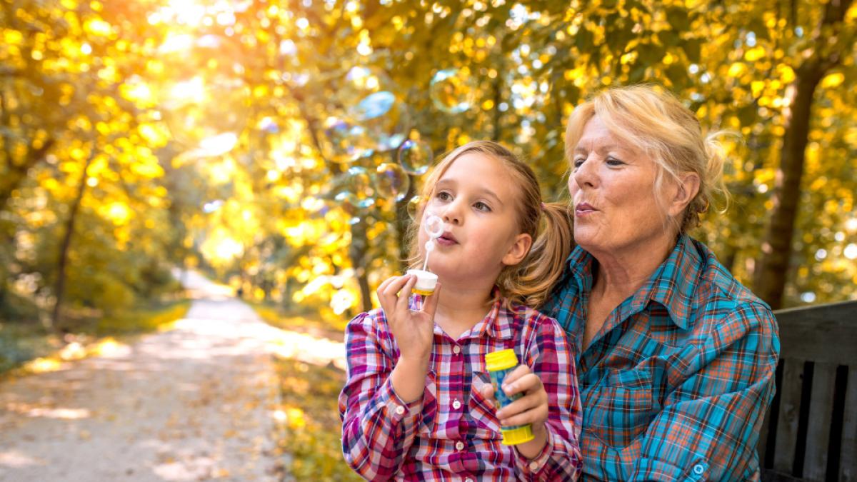 bunica-nepoata_64358100