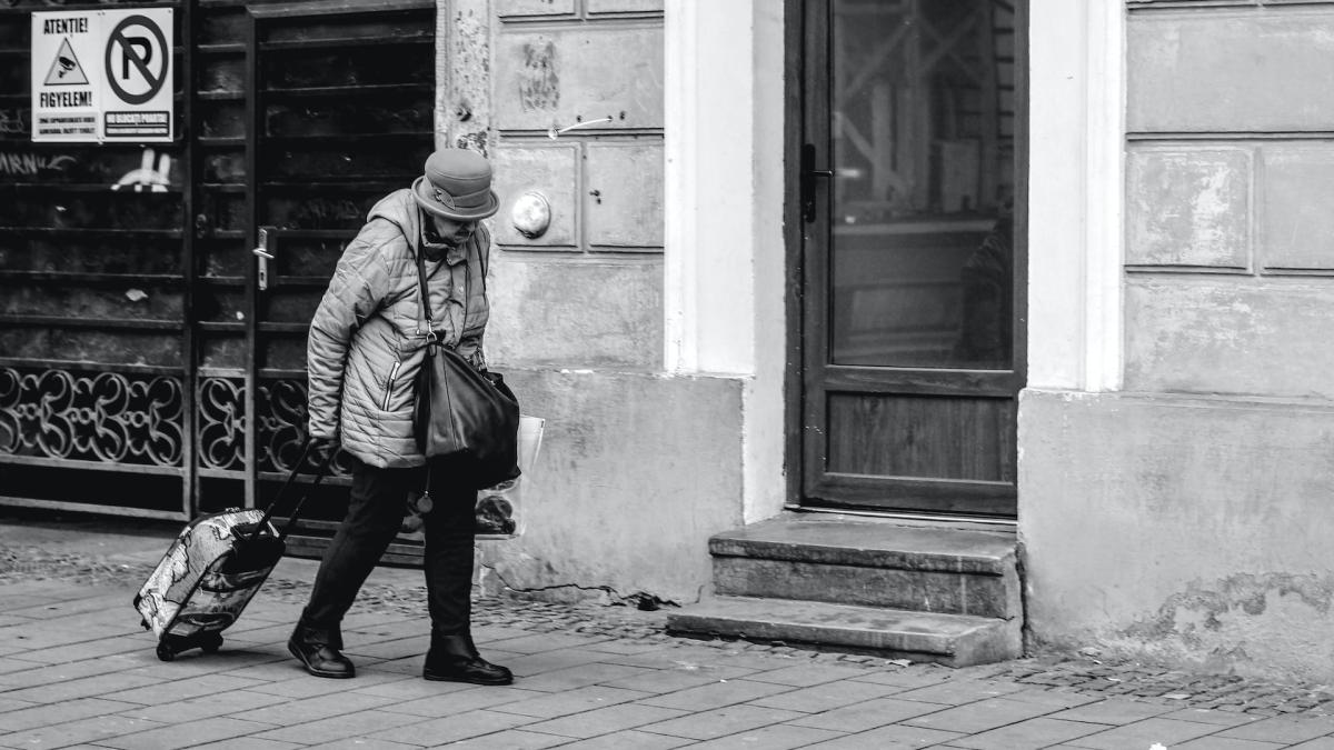 femeie-strada_52302000