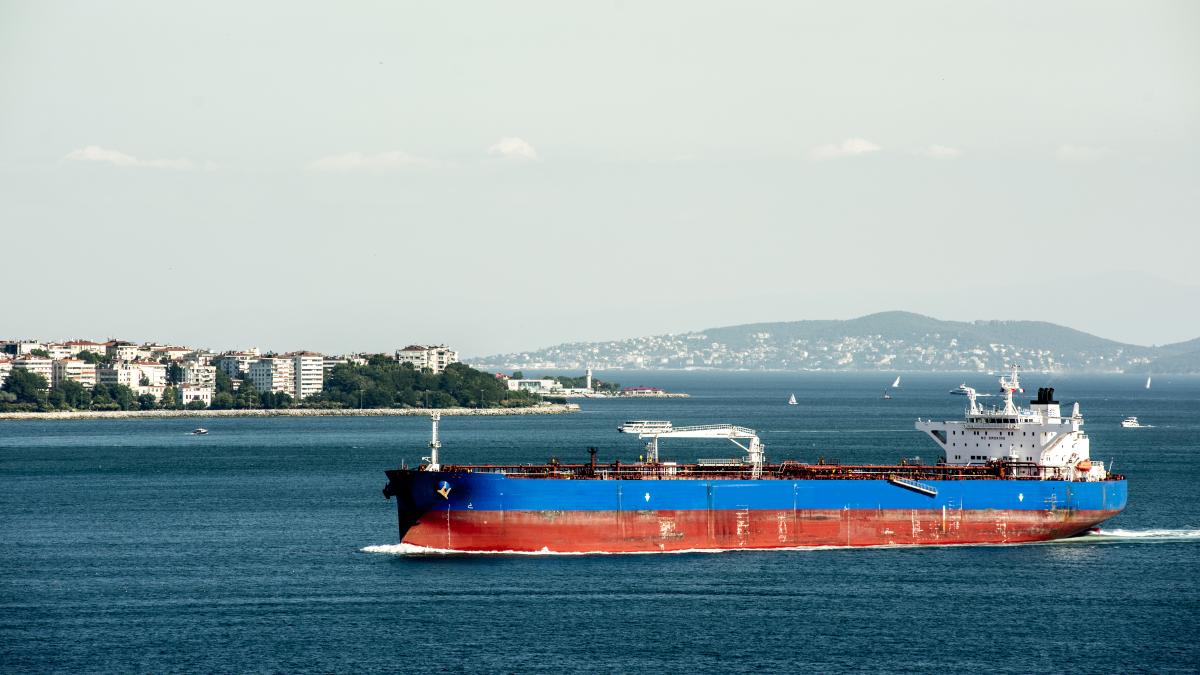 istanbul-s-ocean-scene-with-cruise-ship_42933300