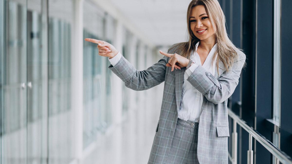 young-business-woman-pointing-office_74117700