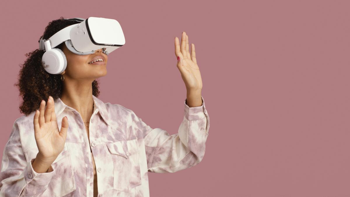 front-view-smiley-woman-with-virtual-reality-headset-copy-space_64907300