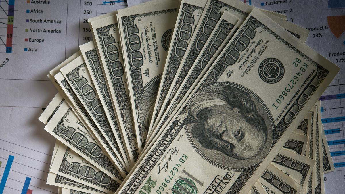 billie-dollar-with-business-chart_09792400