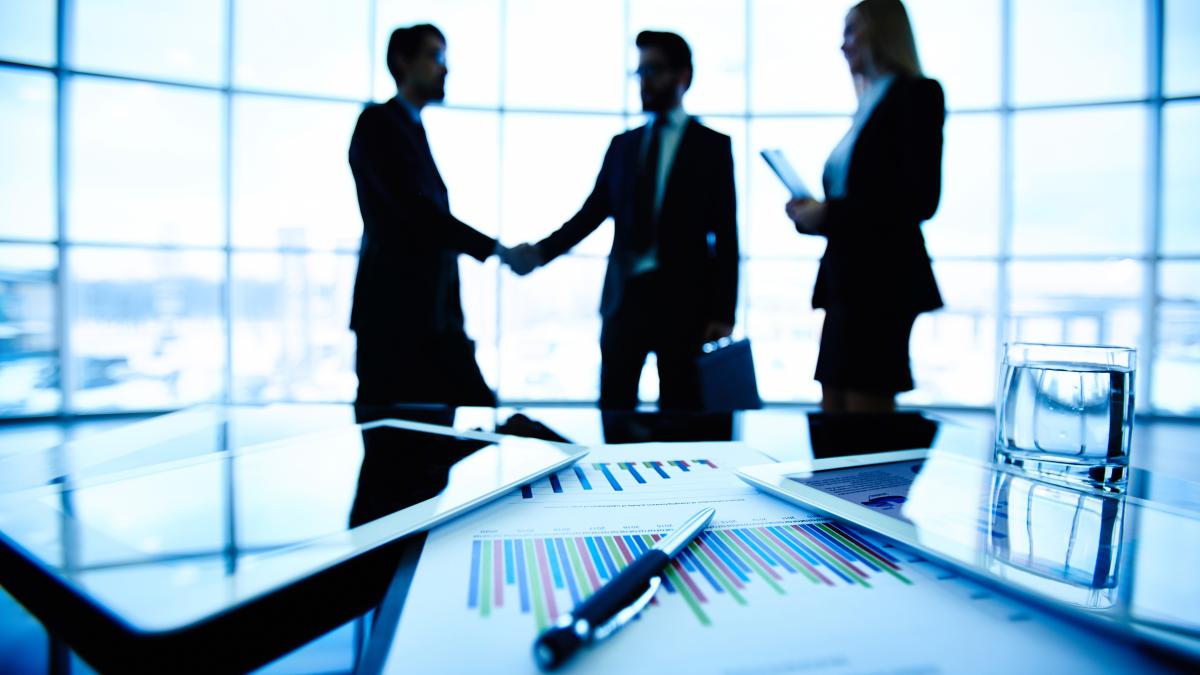 close-up-bar-graph-with-executives-negotiating-background-1_72103300