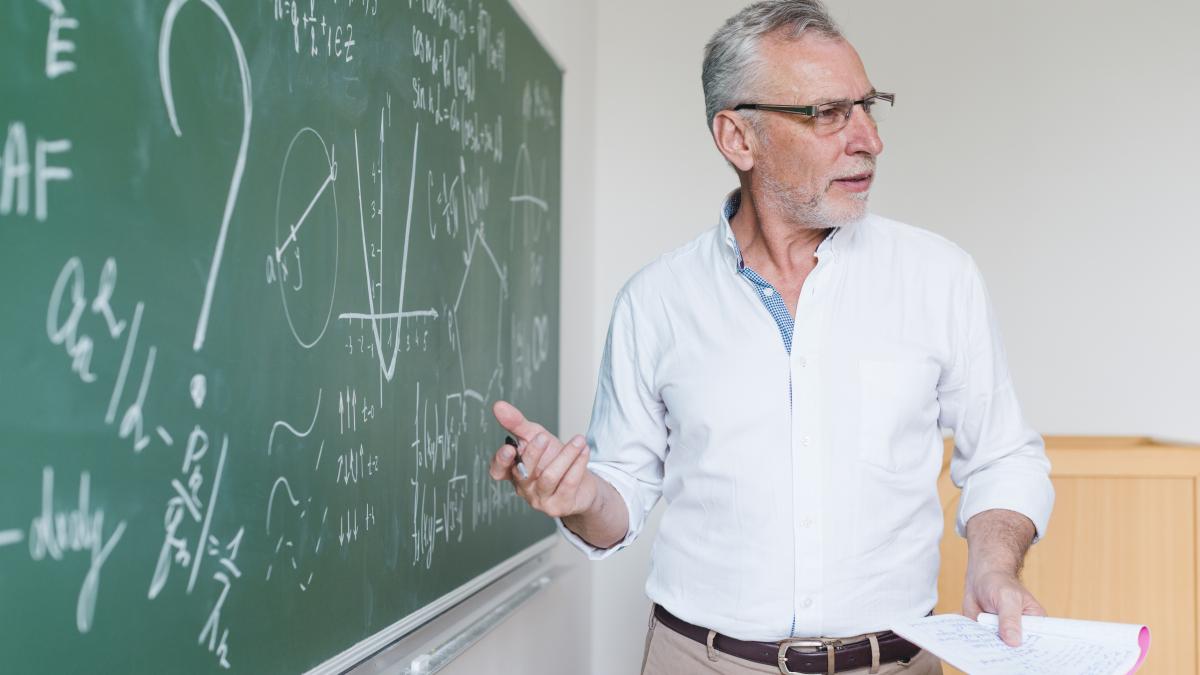 aged-math-teacher-explaining-formula-classroom_28091300