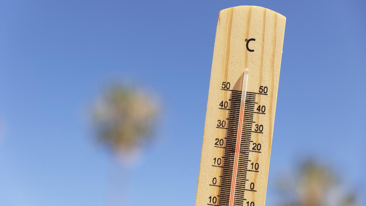 close-up-thermometer-showing-high-temperature_08138700