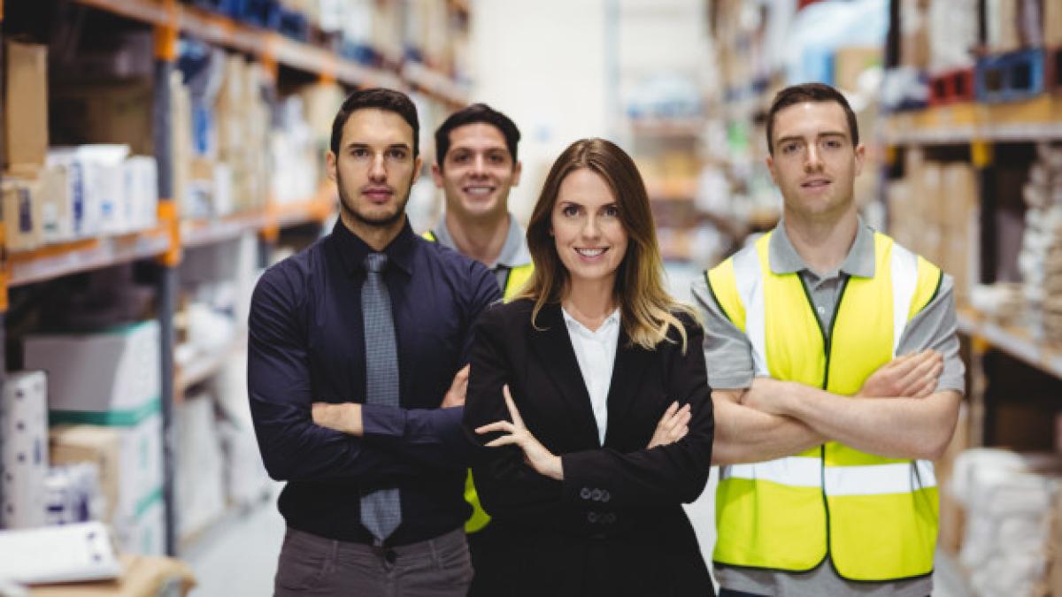 portrait_warehouse_manager_workers_warehouse_107420_13574_31028000