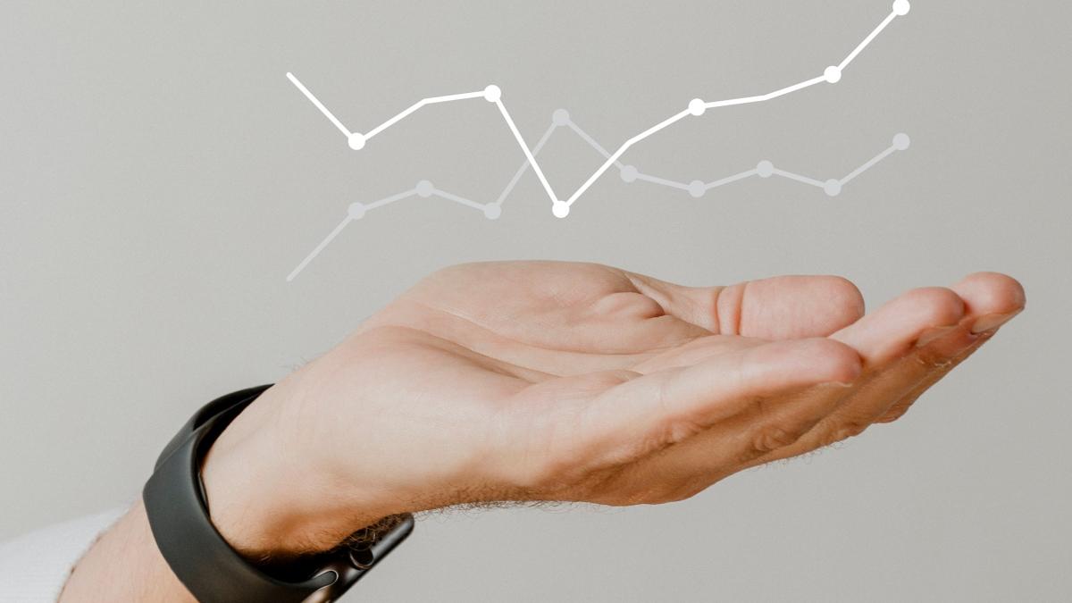 digital-graph-performance-with-businessman-hand-overlay_03922700