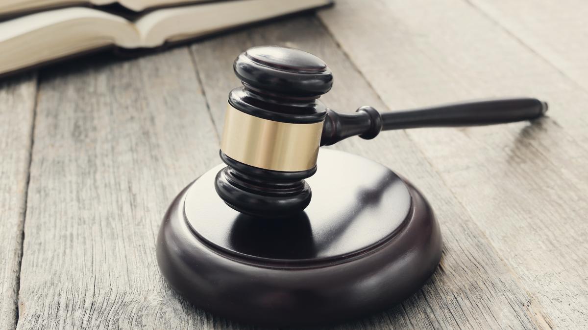 court-hammer-books-judgment-law-concept-2_37182000