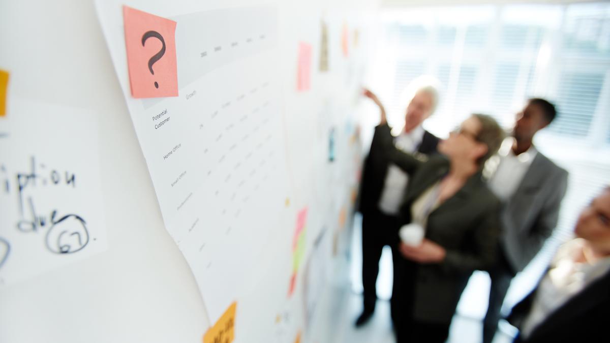 productive-project-discussion-colleagues_18443500