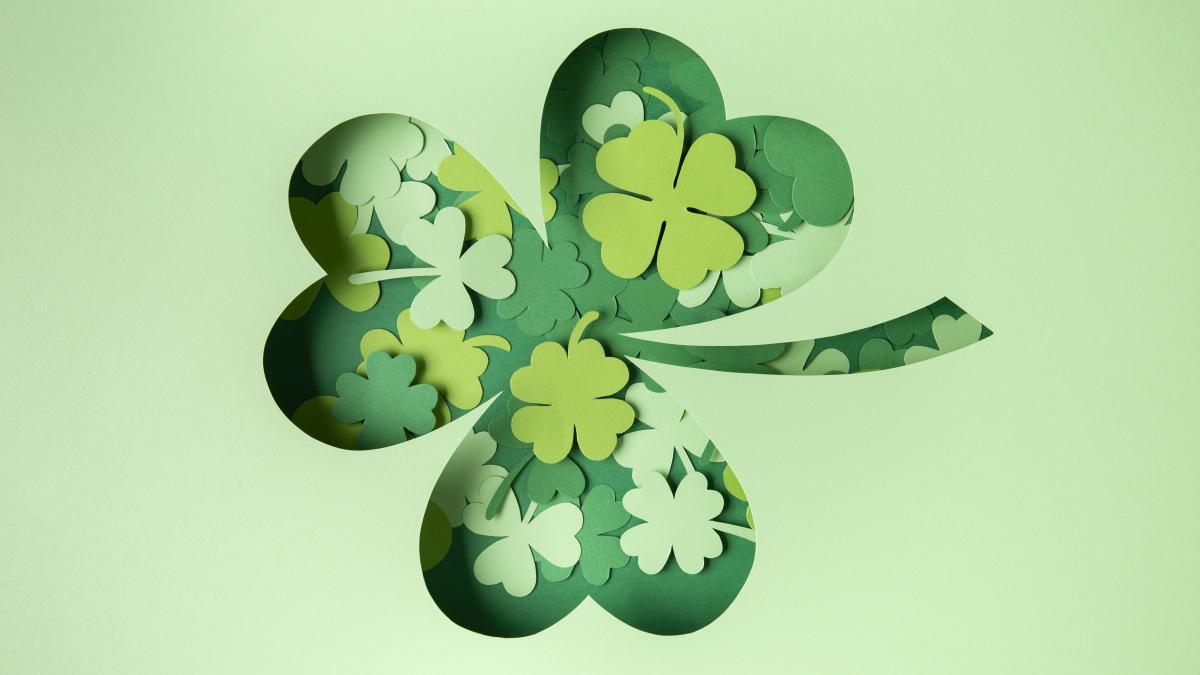 st-patrick-s-day-concept-with-clovers-top-view_59198600