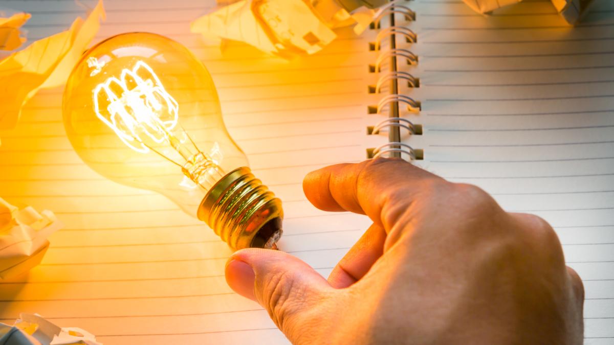 hand-lit-light-bulb_24386400