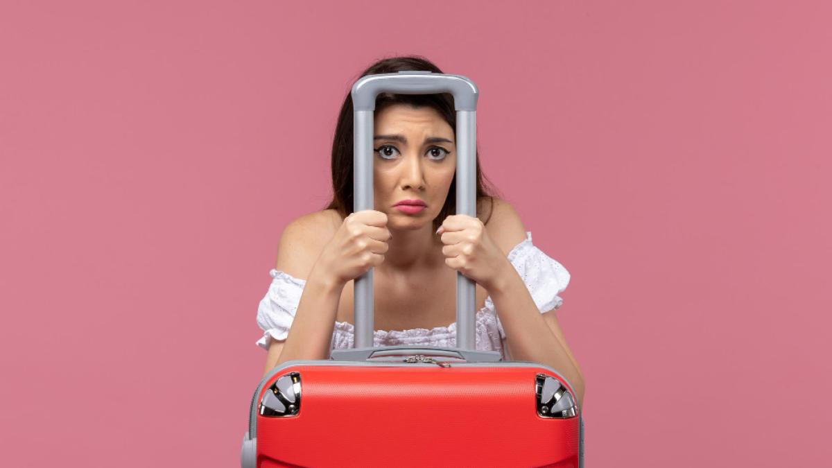 femeie-tanara-valiza_65418700