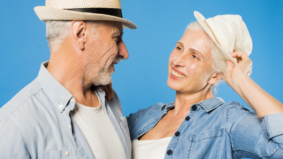 modern-cool-senior-couple_56130600