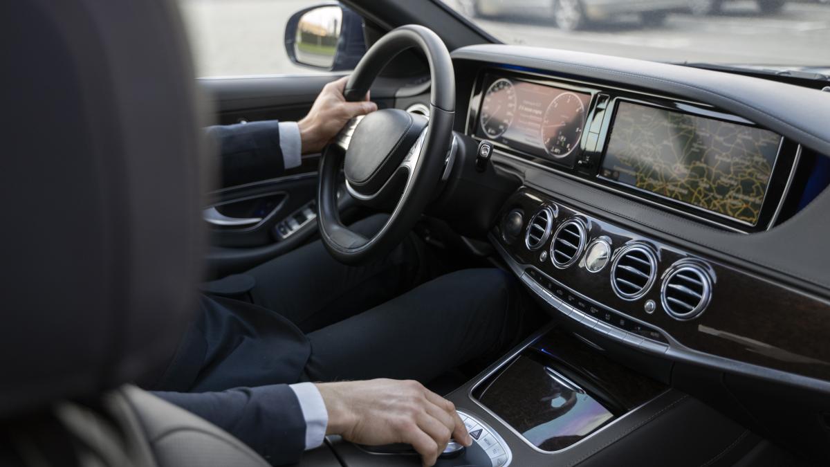 elegant-uber-driver-giving-taxi-ride-1_59065100