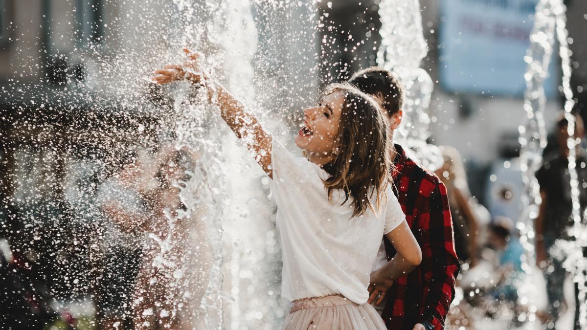 lovely-couple-love-playing-with-fountain_59856600