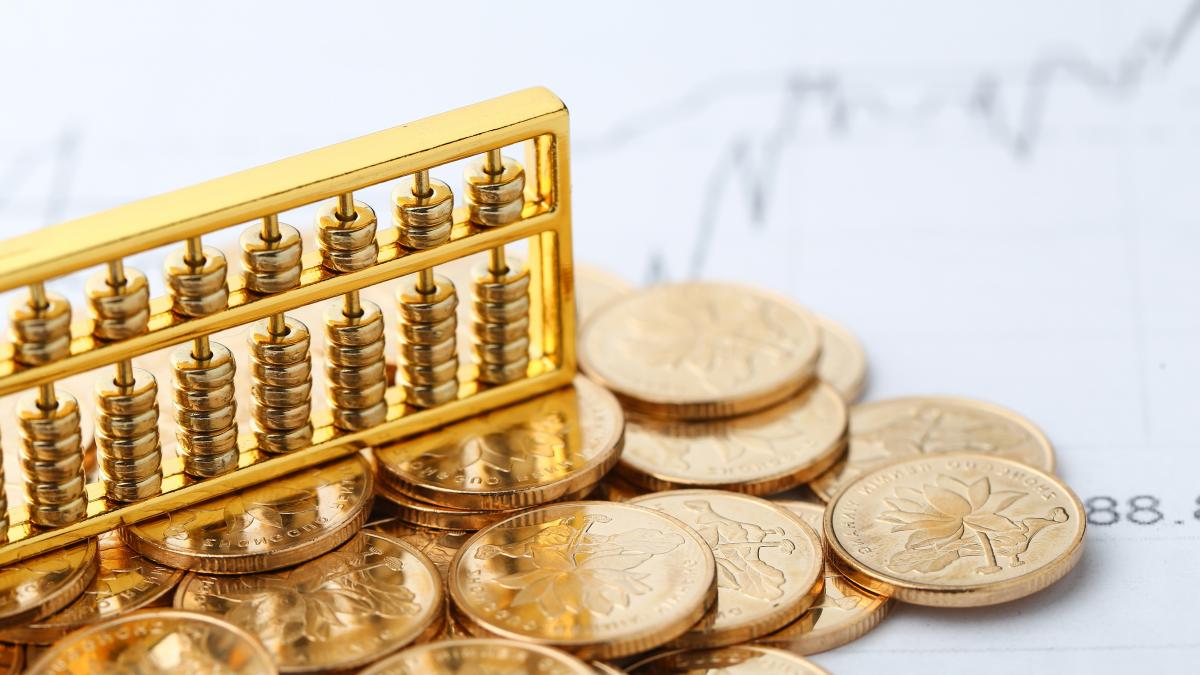 golden-abacus-with-chinese-rmb-gold-coins-as-background_37213600