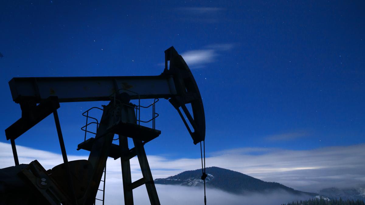 oil-pump-silhouette-night_83342000
