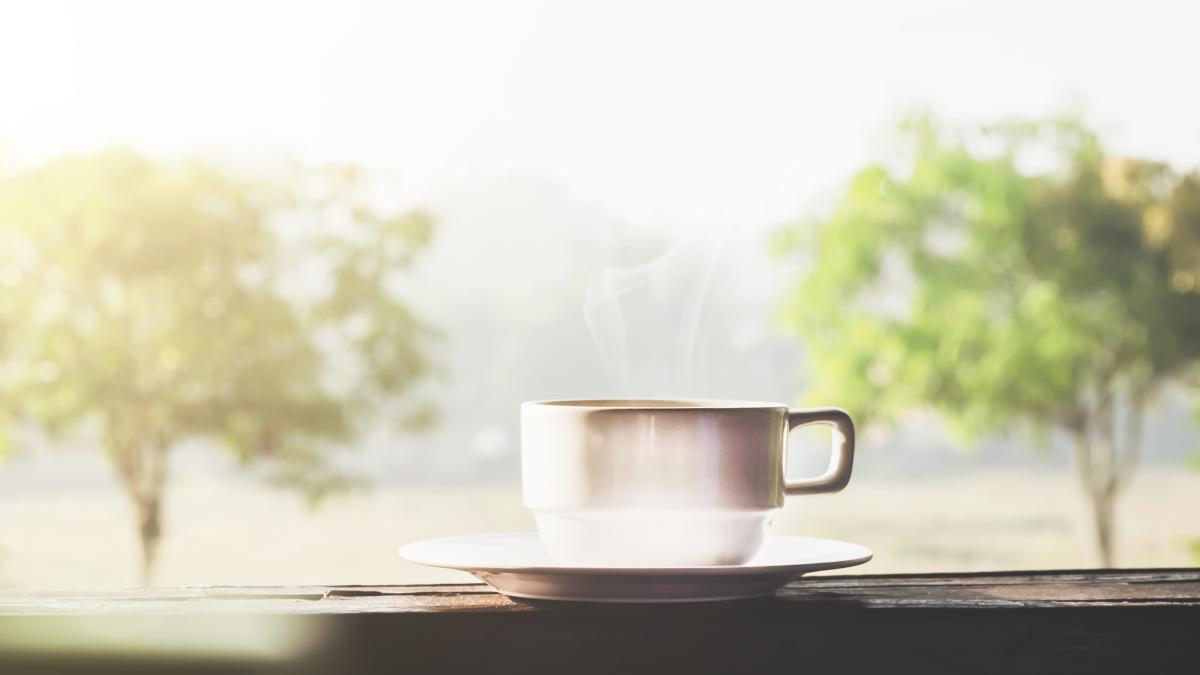 morning-coffee-with-sunlight_63695100