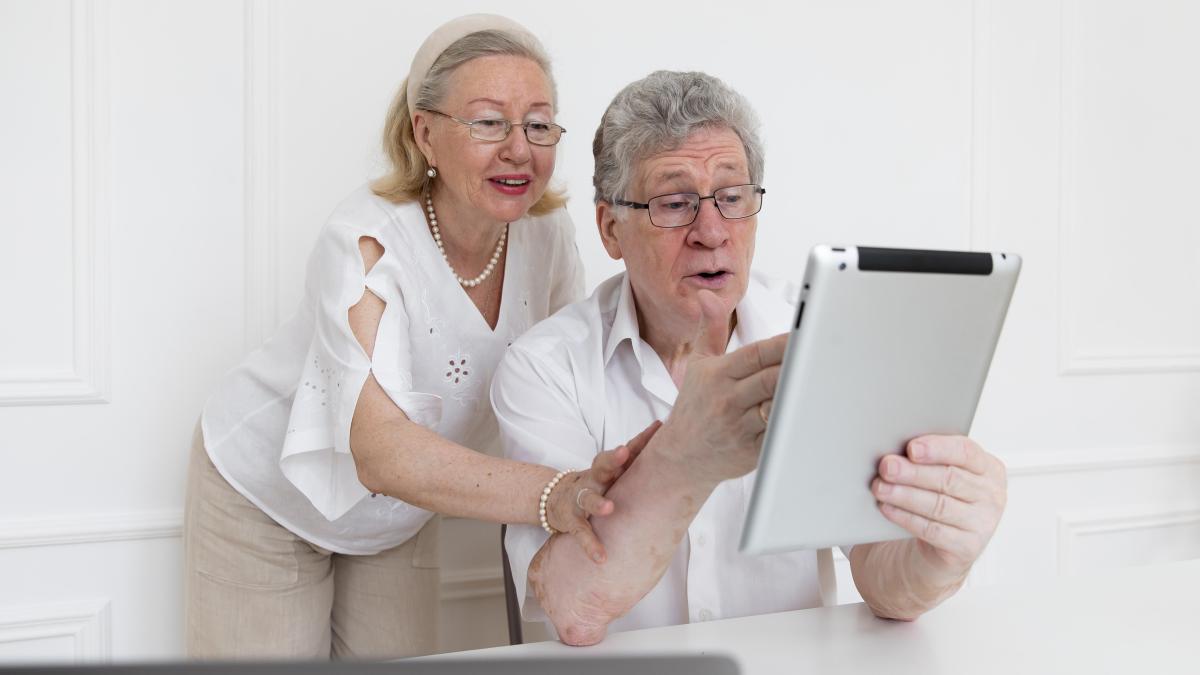 beautiful-grandparents-couple-learning-use-digital-device_41892800