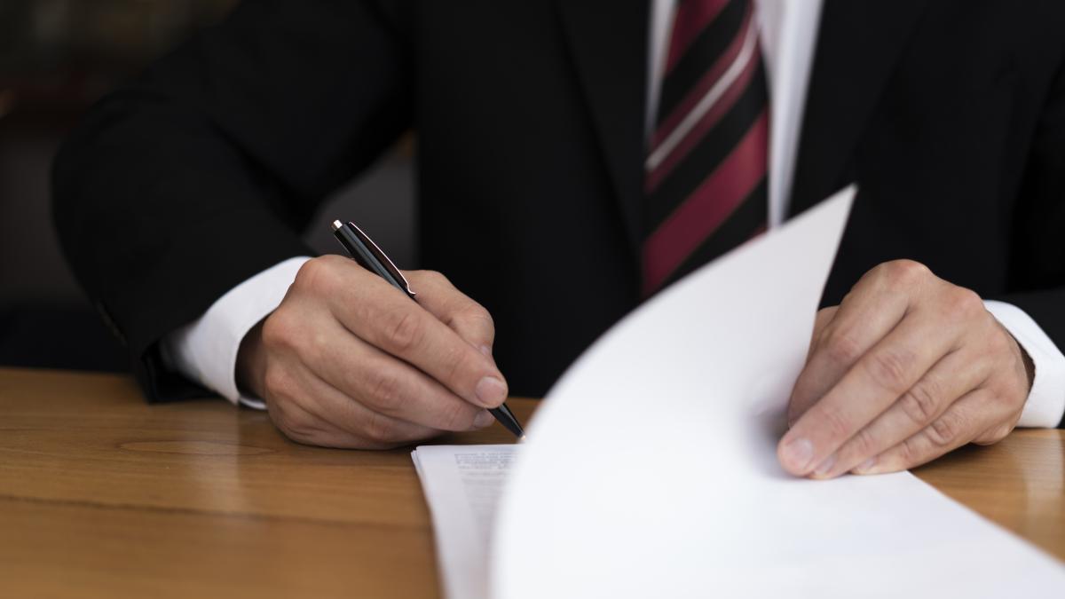 unrecognisable-business-man-writing-front-view_36303400