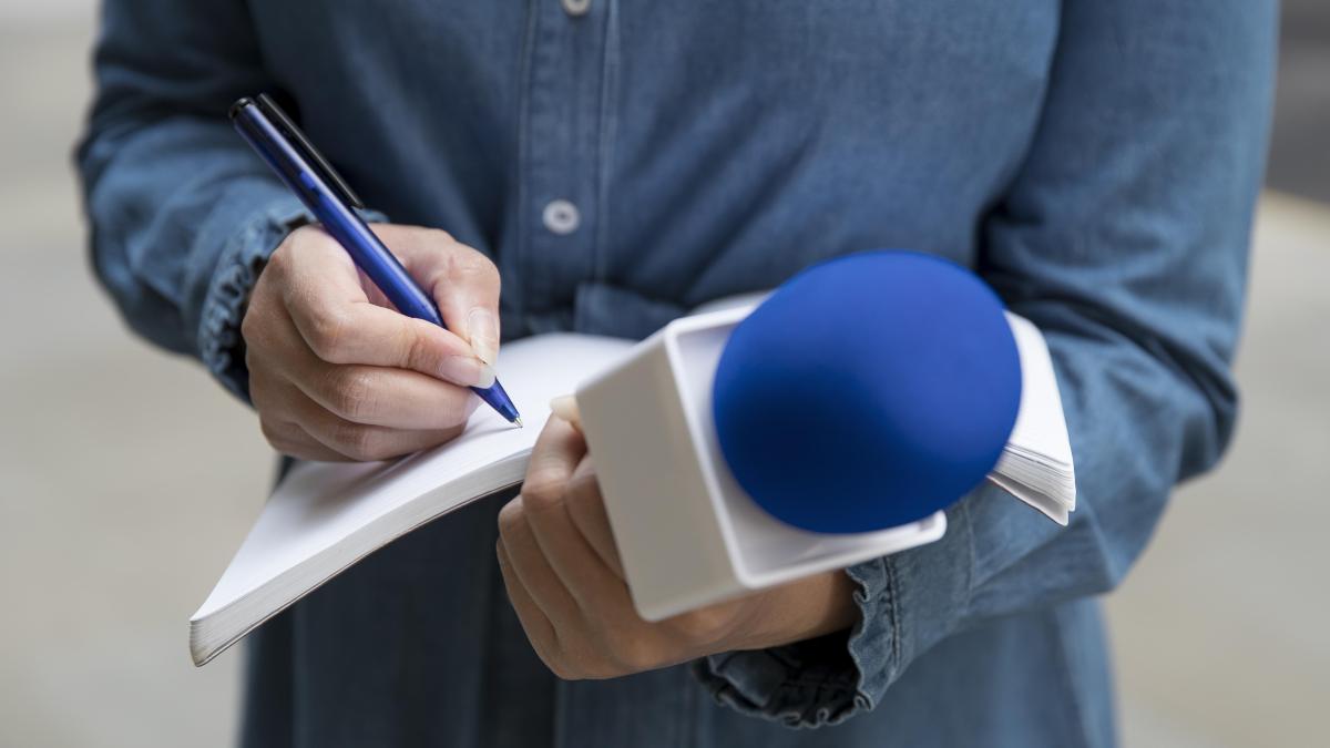 close-up-interviewee-taking-notes_03327500