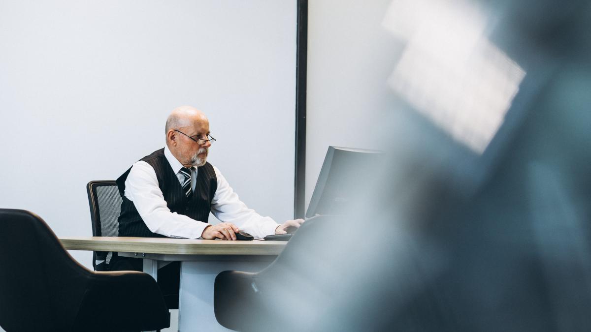 senior-manager-office-working-computer_05350700