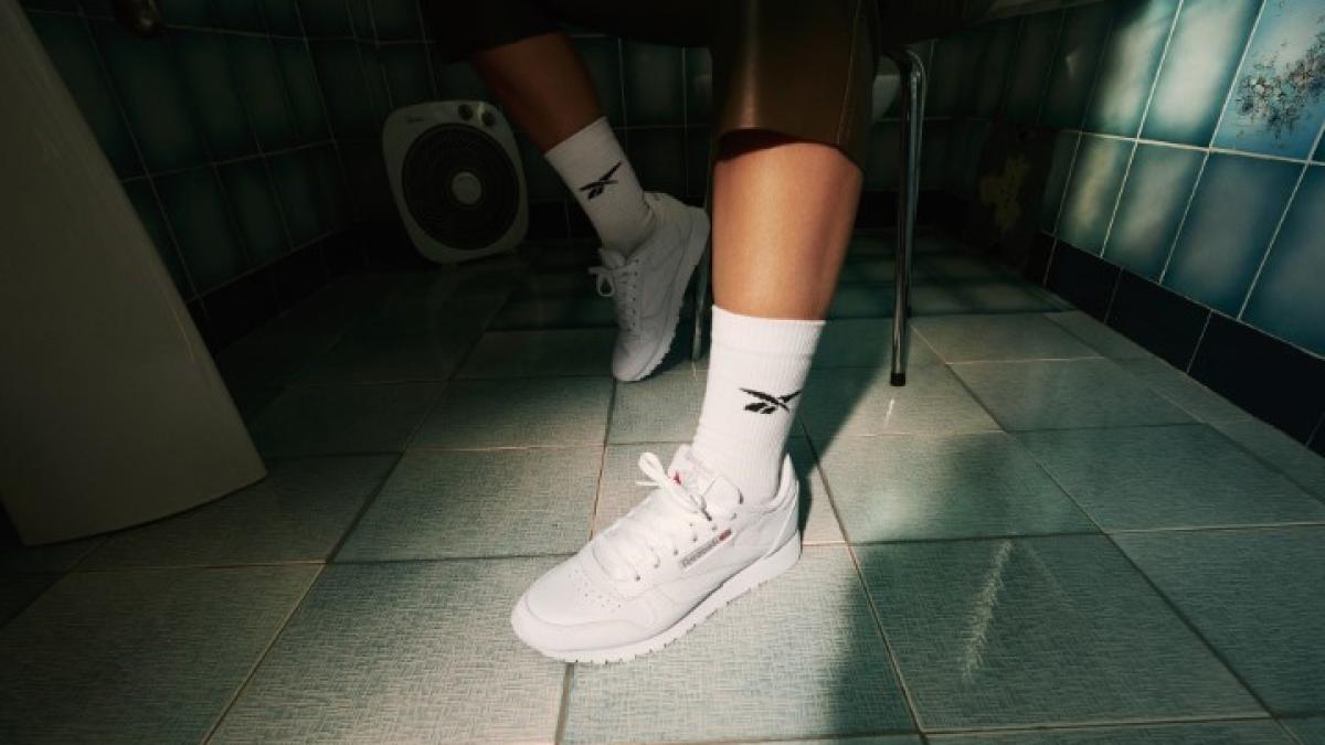 sneakers-cum-sa-ii-asociezi-cu-un-costum_82768700