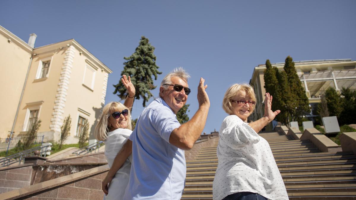 medium-shot-smiley-friends-waving_99847100