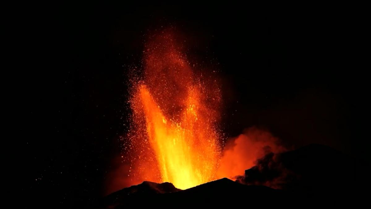 Erupția vulcanului Etna a perturbat traficul aerian din Italia