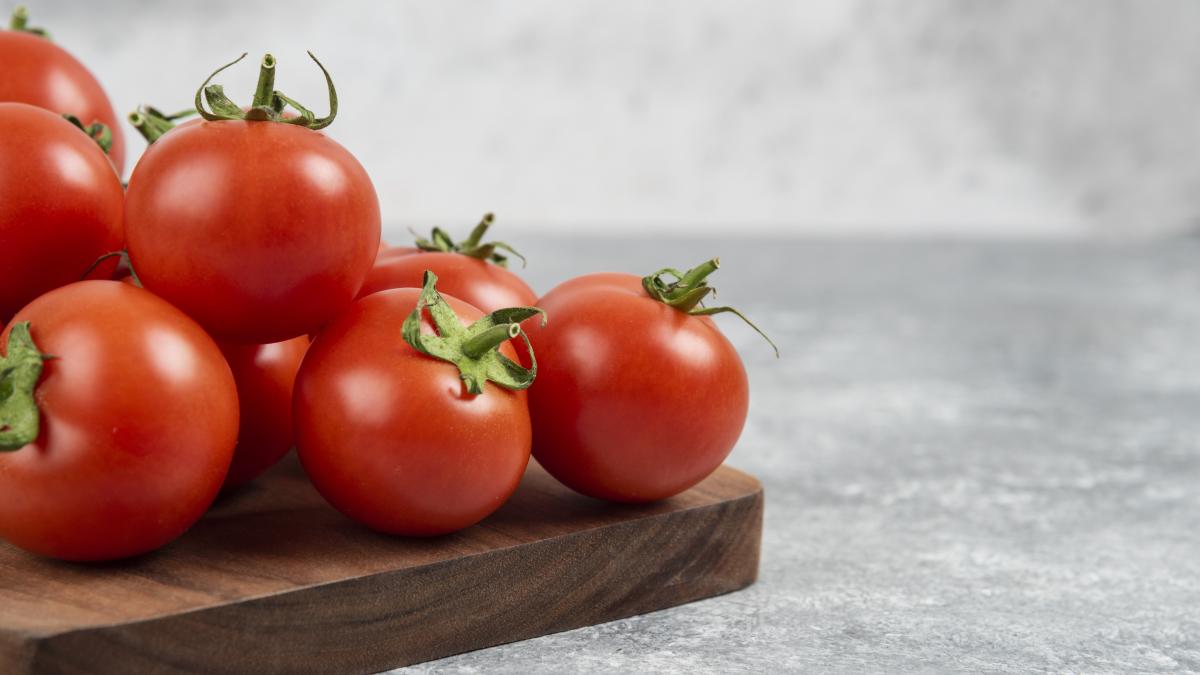 bunch-red-fresh-tomatoes-wooden-cutting-board_99995100