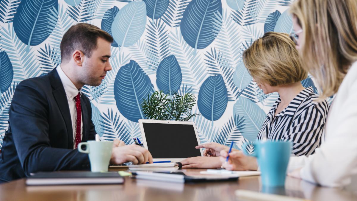 people-sitting-coworking-laptop_65207700