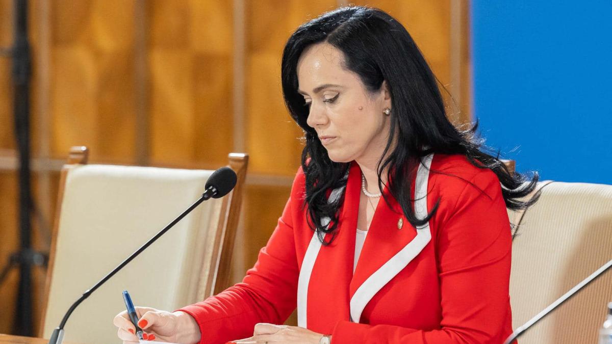 simona-bucura-oprescu_99155400