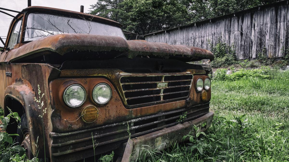 old-car-grass_71795900