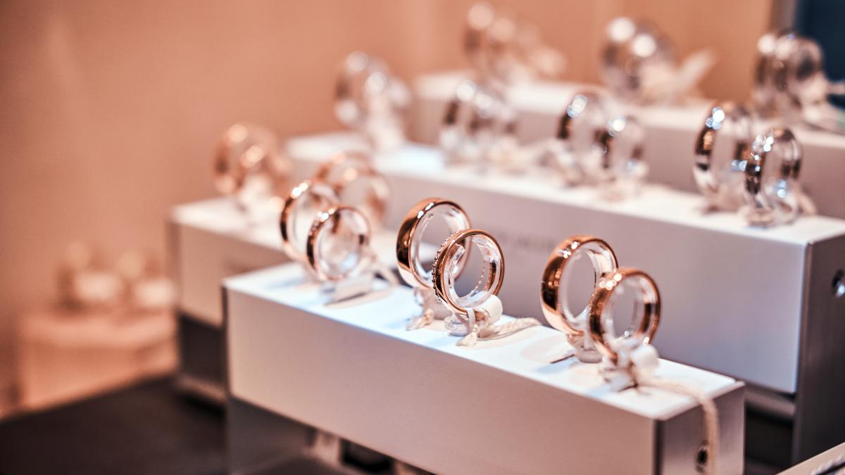 set-different-gold-rings-showcase-luxury-jewelry-store-close-up-photo_01859600