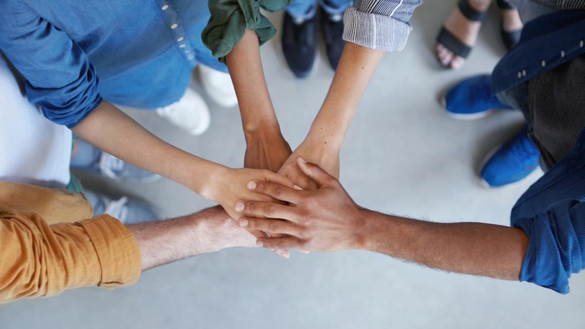 young-colleagues-working-together-cafe_14102700