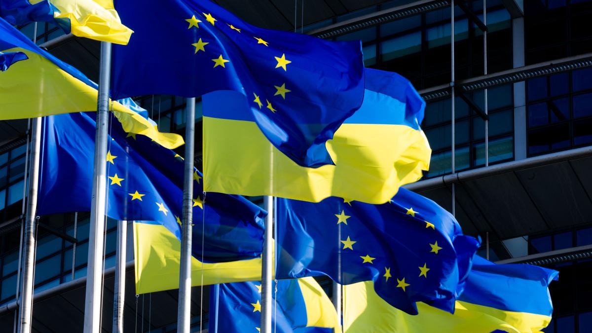 eu-ukrainian-flag_21912500