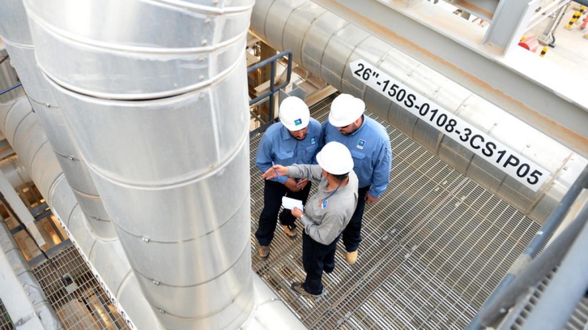saudi-aramco-operators-at-an-oil-plant_2_29591200
