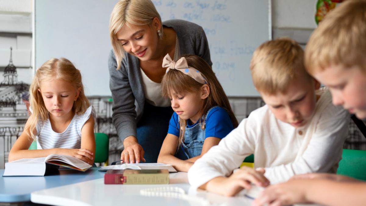 profesoara-elevi_45135600