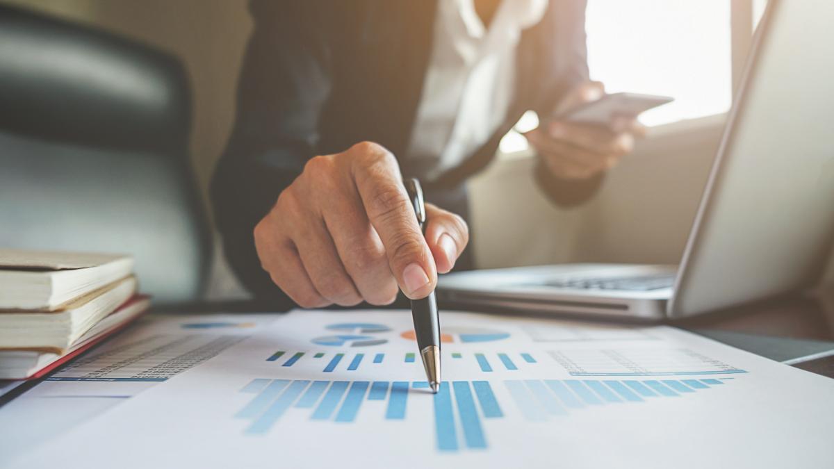 financial-consulting-manager-accountant-professional-discussion_12419300