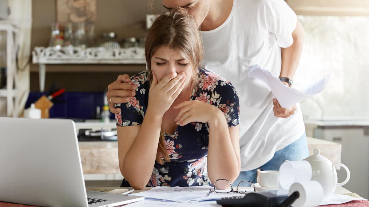couple-managing-budget-together-kitchen_47966300