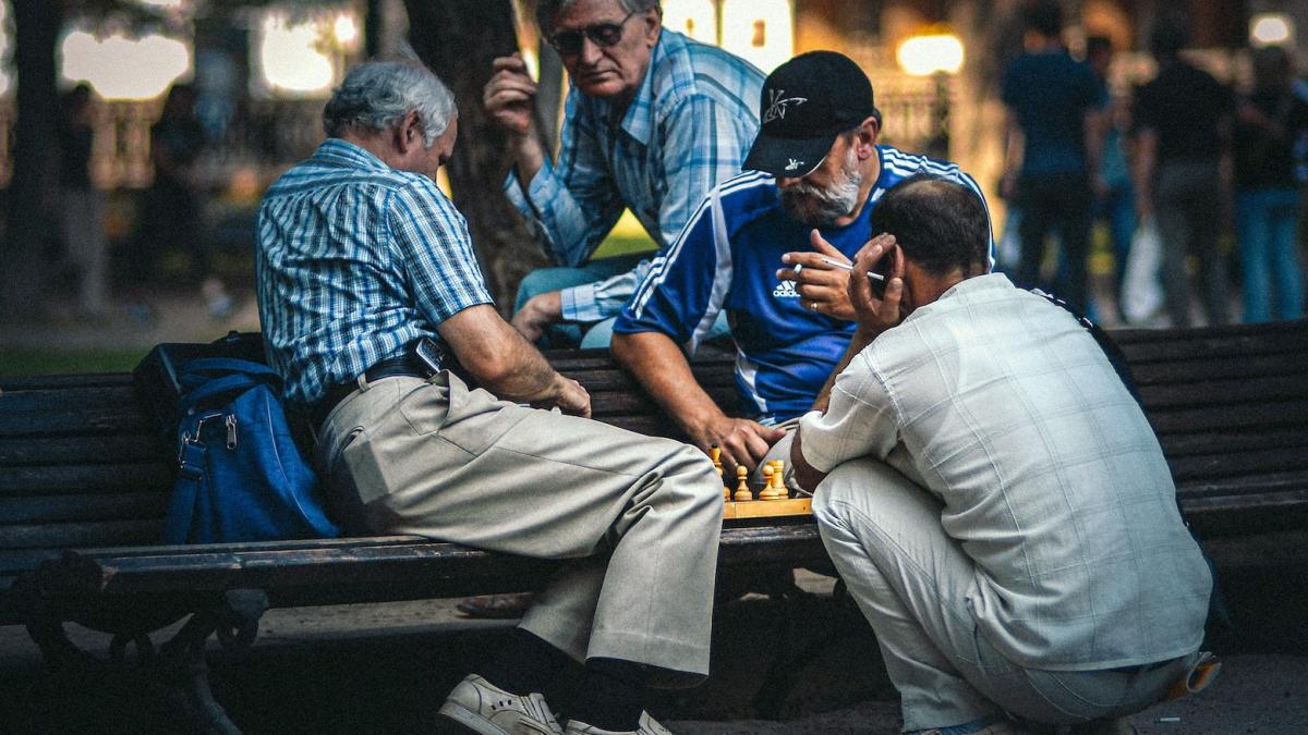 pensionari-in-parc_83978600