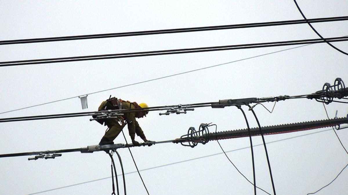 linie-de-inalta-tensiune-lucrator_39472500