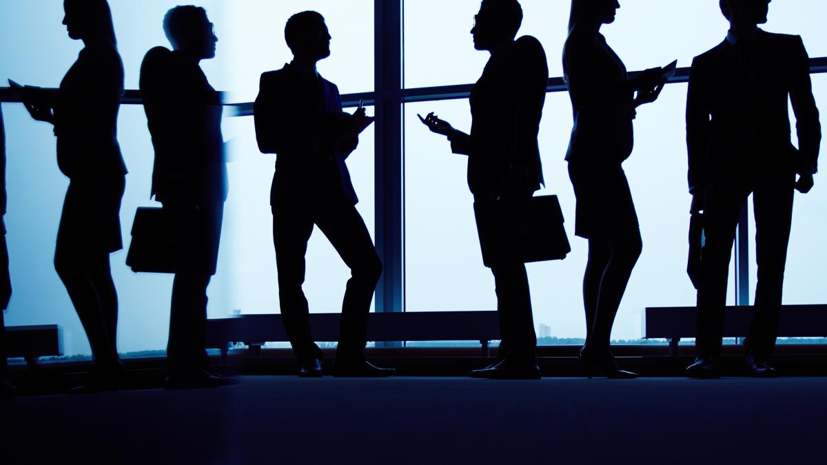 silhouettes-executives-gathered_50330700