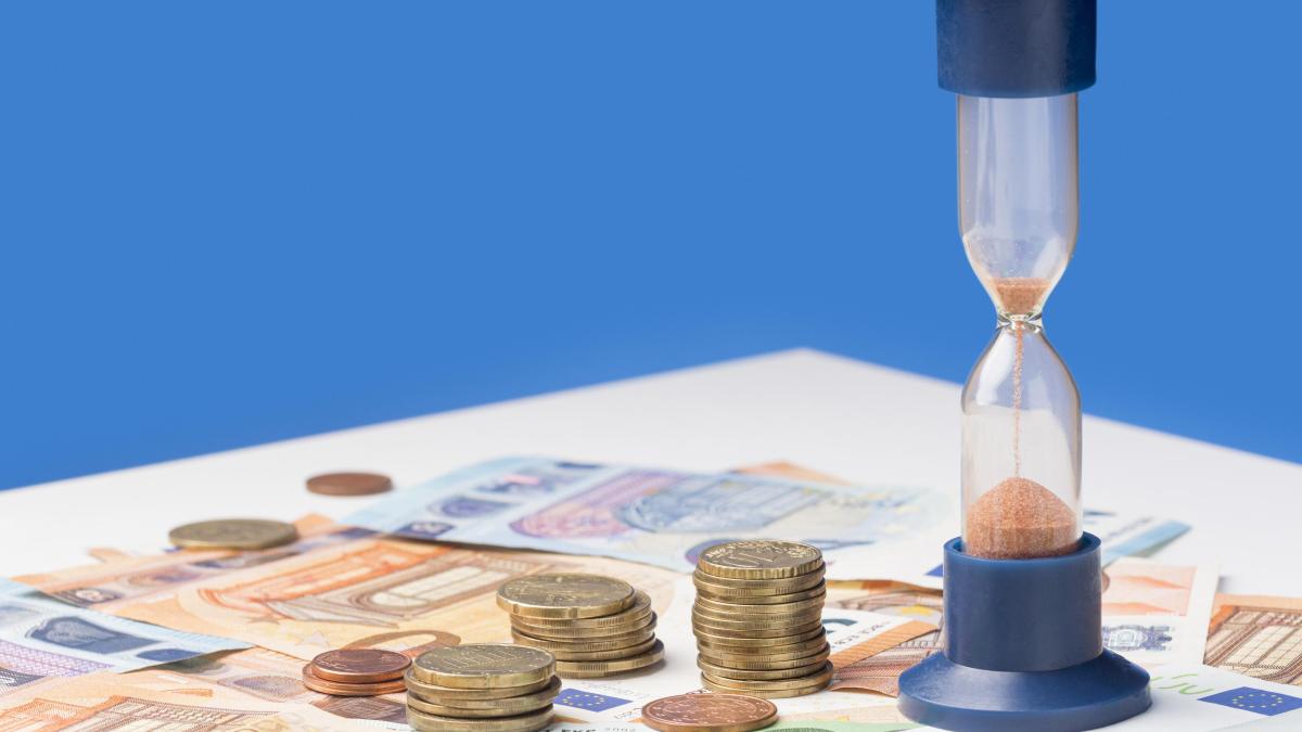 hourglass-pile-coins_84281500